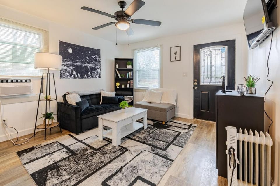 Communal lounge/ TV room, TV and multimedia, Living room, Seating area, Dining area, Evening entertainment, air conditioner