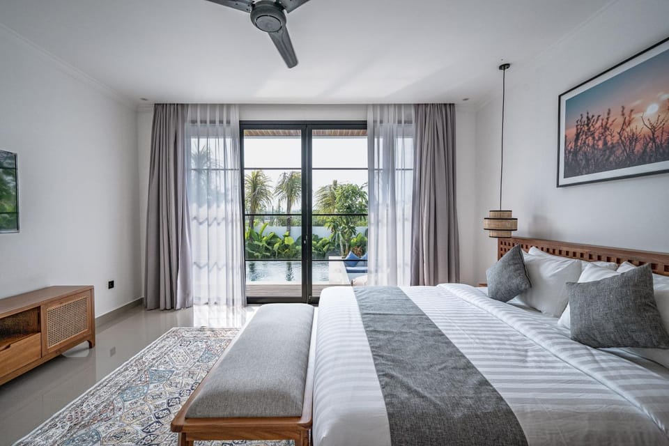 Bed, TV and multimedia, Bedroom