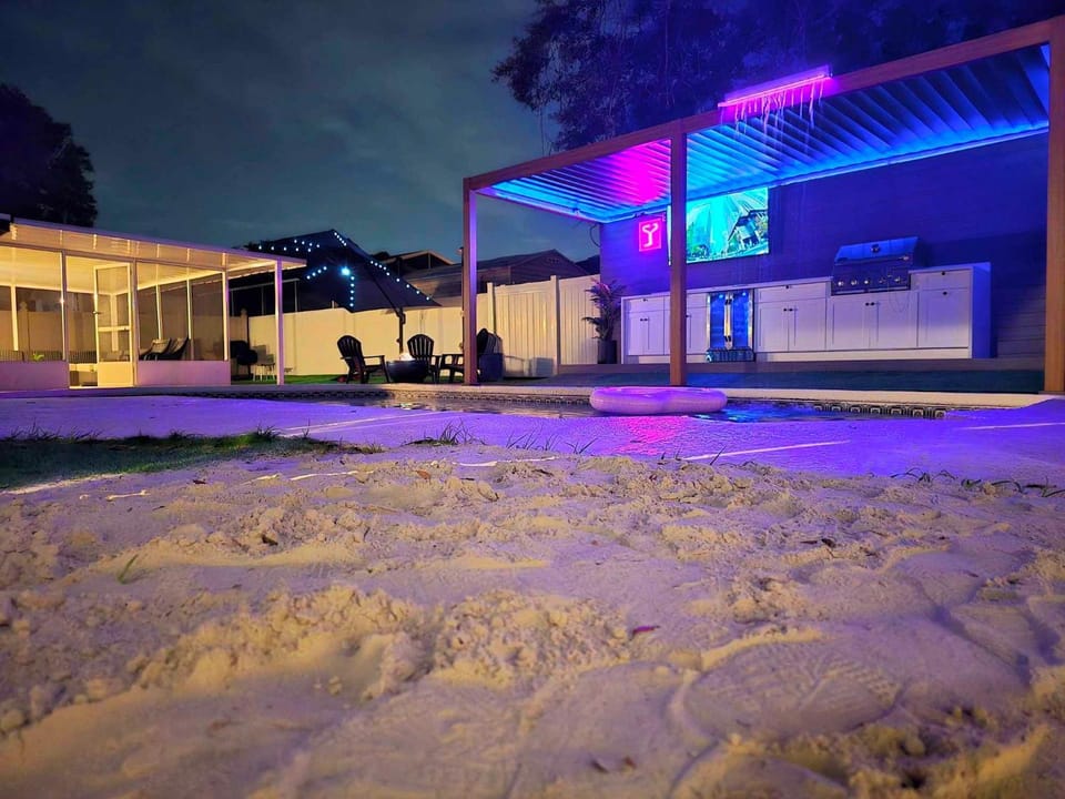 Sleeps 17! Beach & Heated Pool, 10 minutes to all Tampa attraction! House in Egypt Lake-Leto