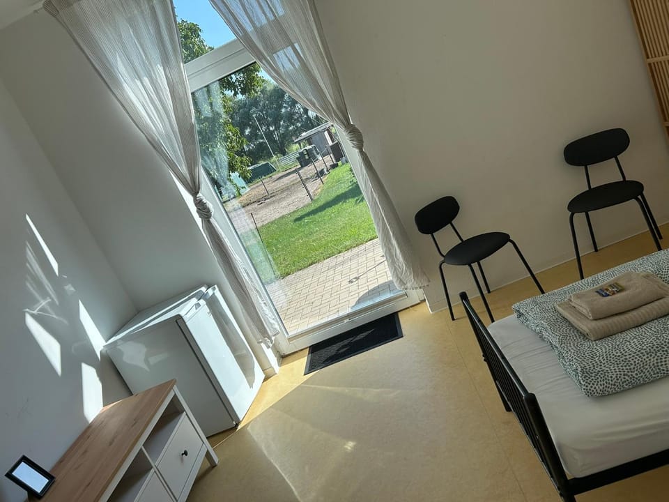 Bed, TV and multimedia, Photo of the whole room, Bedroom, towels