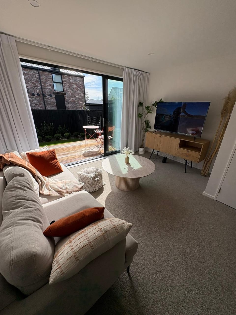 Luxury And Serene 2 Bed Near CBD With Parking House in Christchurch