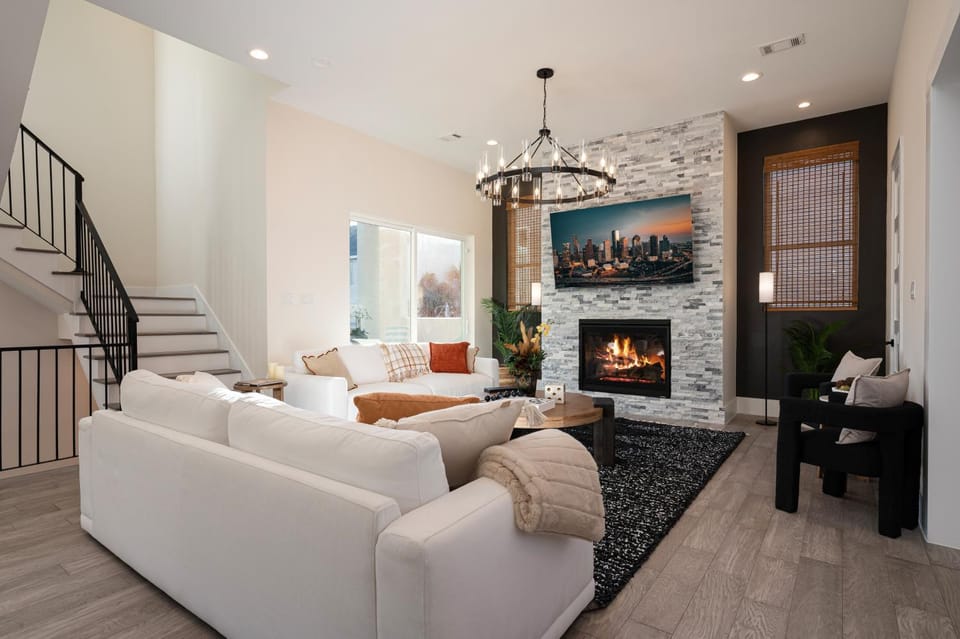 The Pinnacle Luxury, Sleeps 10, Garage-Rooftop, Downtown Houston House in Houston