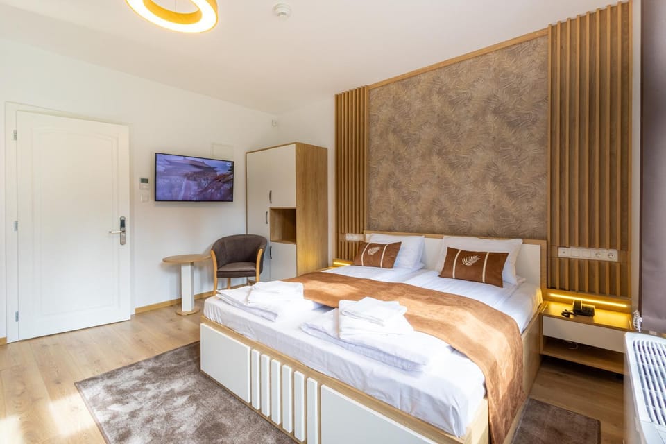 Bed, TV and multimedia, Photo of the whole room, Bedroom