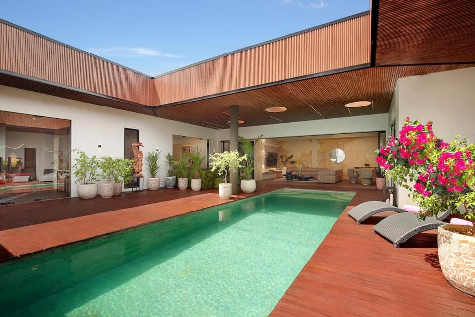 Property building, Day, Pool view, Swimming pool, sunbed