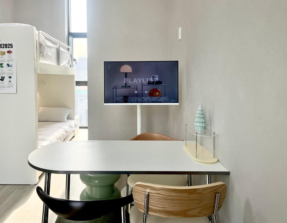 Bed, TV and multimedia, Dining area, Bedroom