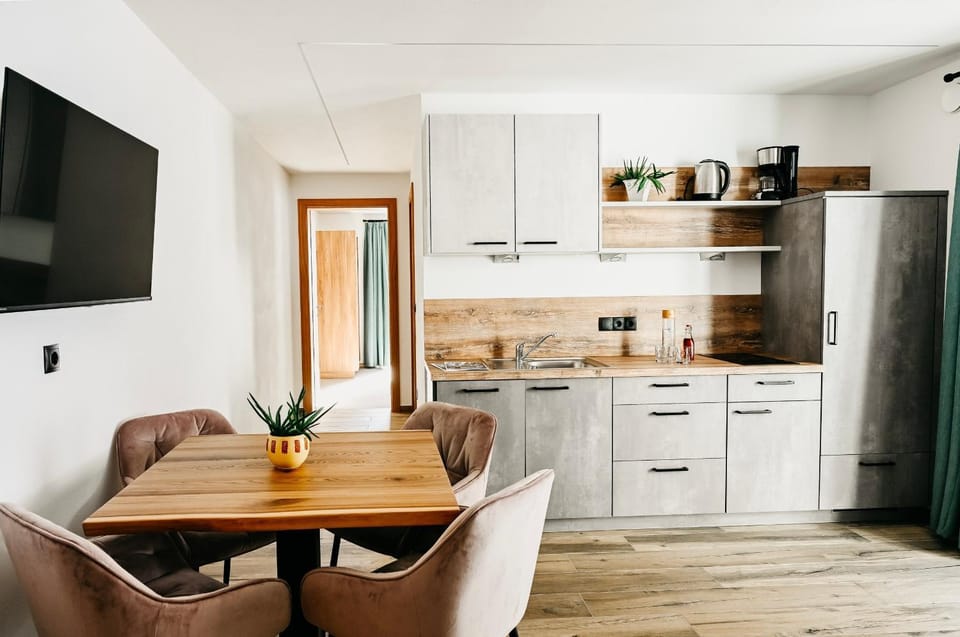 Kitchen or kitchenette, Living room, Seating area, Dining area, kitchen