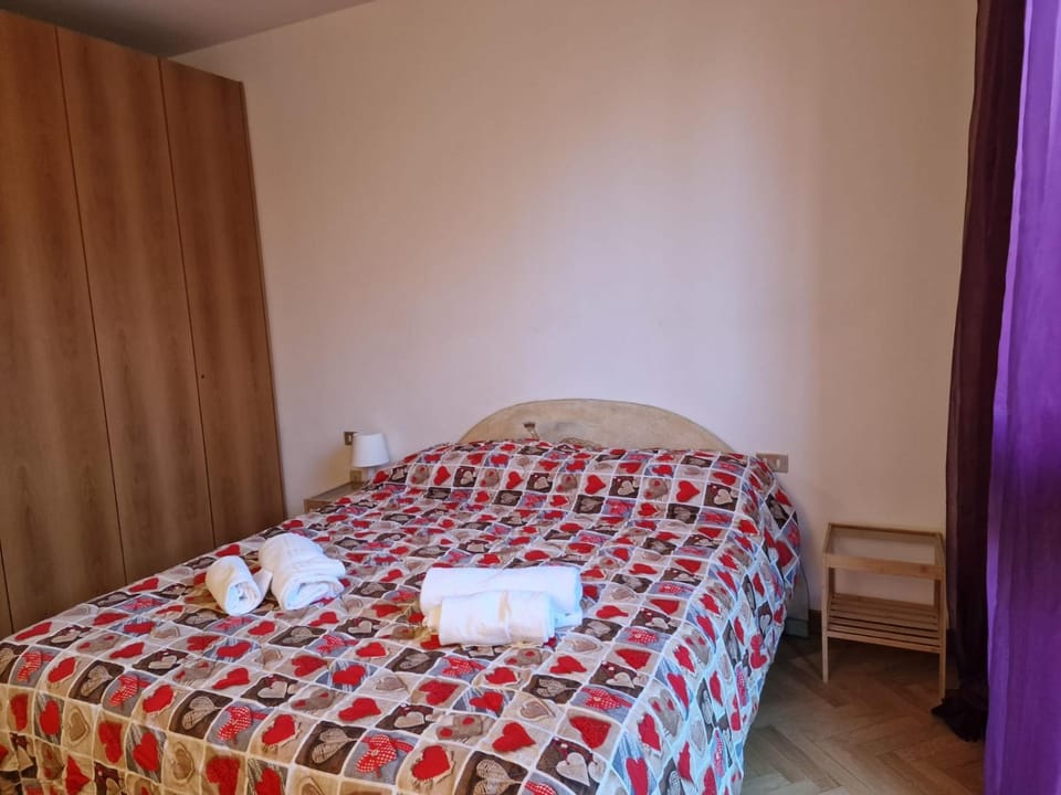 Bed, Bedroom, towels, wardrobe