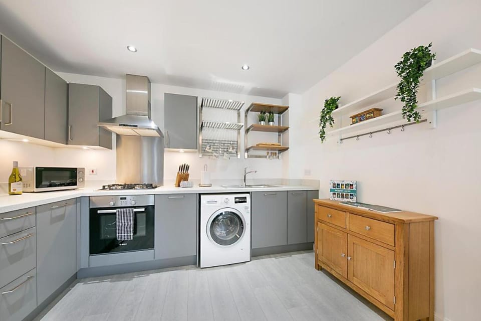 4 miles to Westhill by Lains Lettings Apartment in Aberdeen