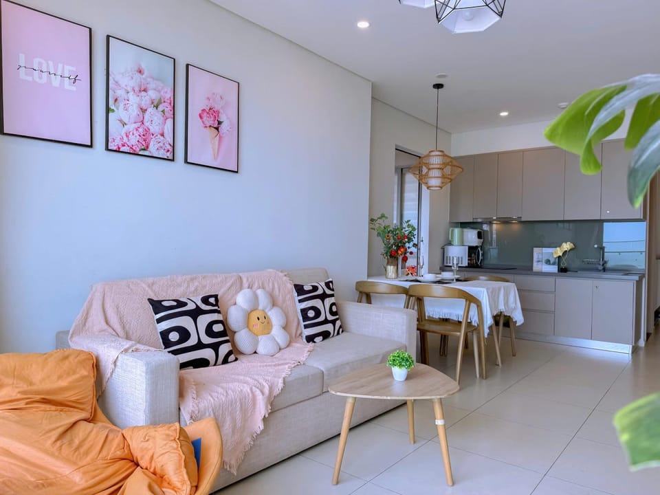 Living room, Seating area, Dining area, stove