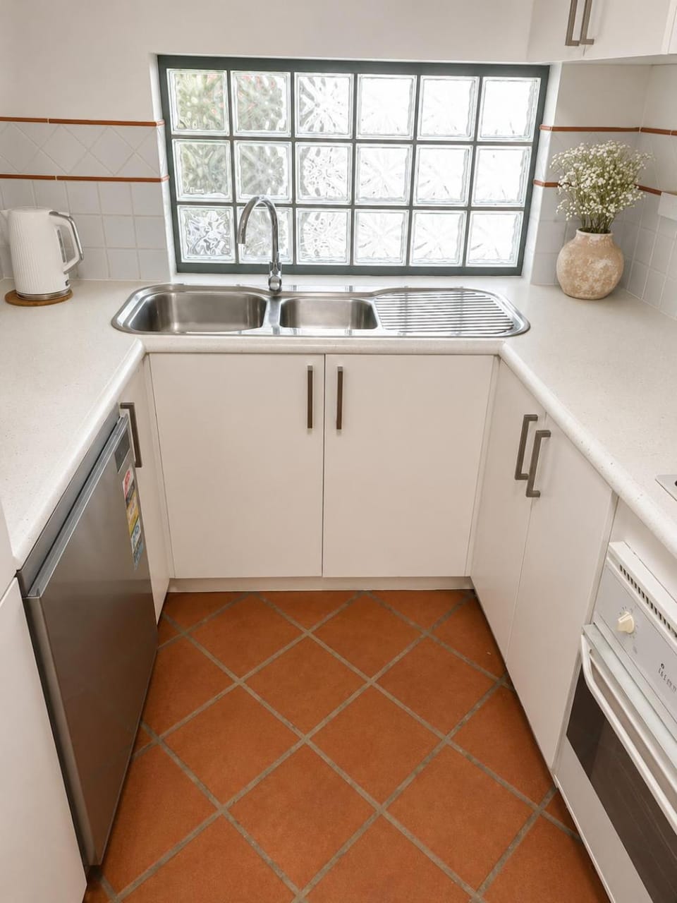 Kitchen or kitchenette, dishwasher, stove