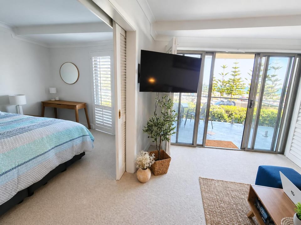 Bed, TV and multimedia, View (from property/room), Balcony/Terrace, Bedroom
