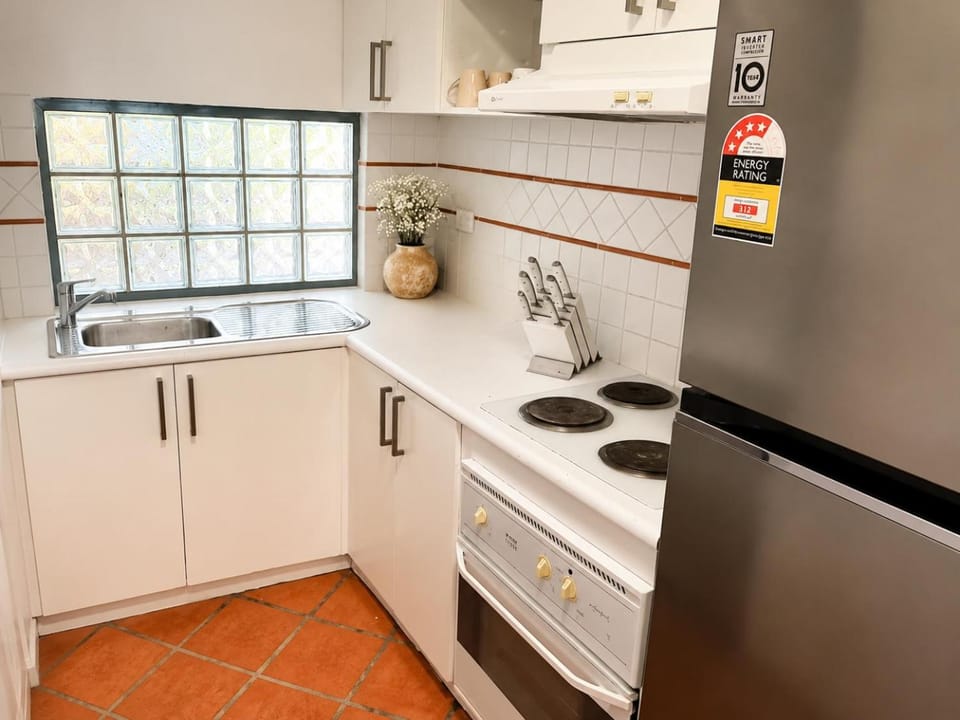 Kitchen or kitchenette, dishwasher, stove
