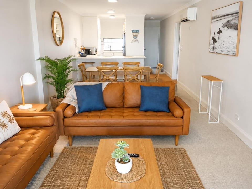 Kitchen or kitchenette, Living room, Seating area, air conditioner