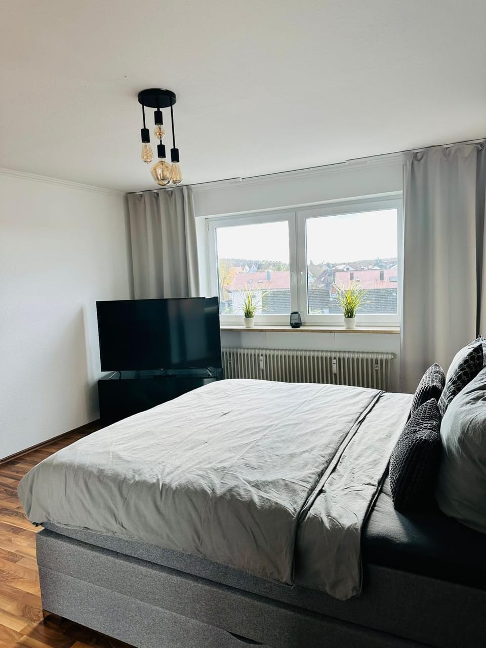 Bed, TV and multimedia, Photo of the whole room, Bedroom