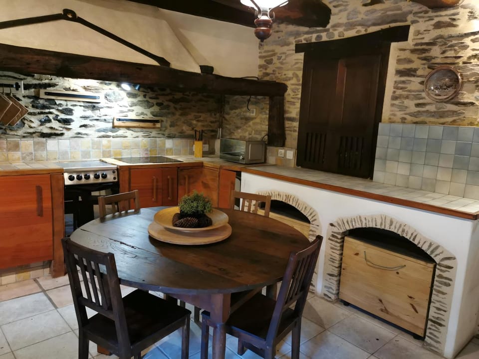 Kitchen or kitchenette, Dining area, oven, pet friendly, stove, kitchen, kitchen