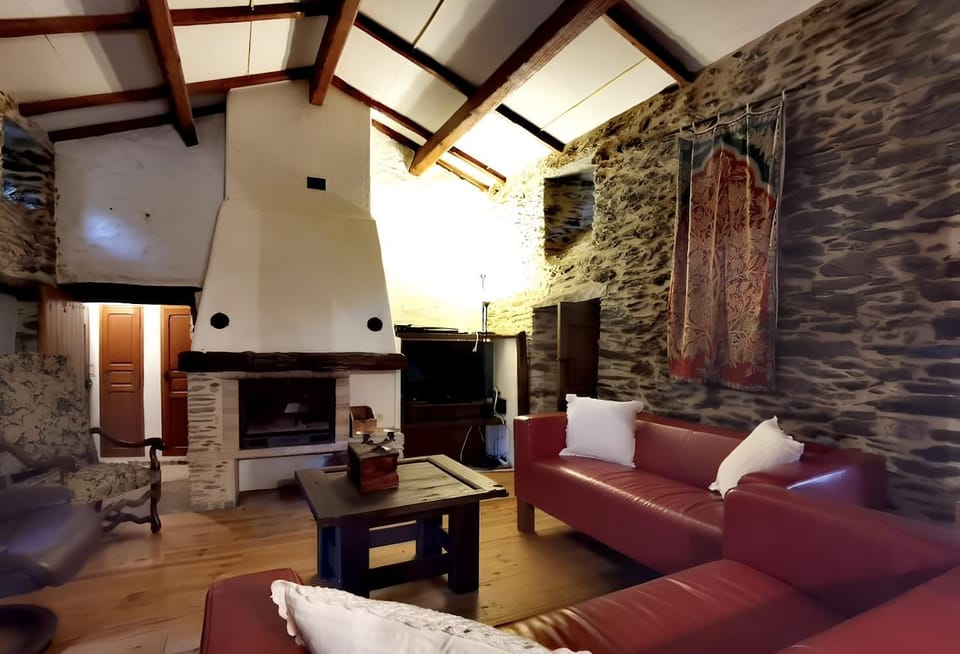TV and multimedia, Living room, Seating area, fireplace