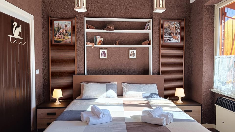Bed, Photo of the whole room, Bedroom, towels