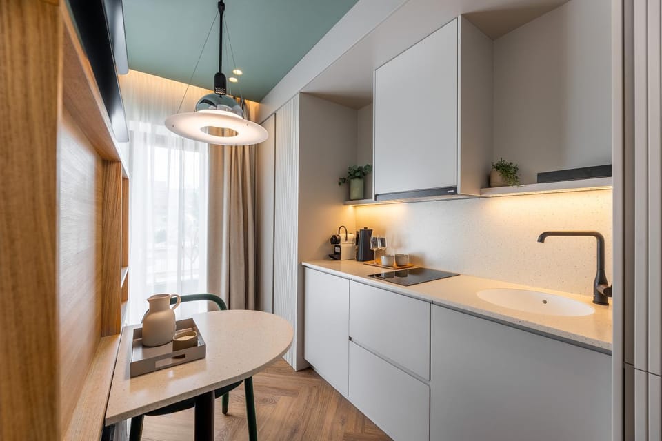 Kitchen or kitchenette, Dining area