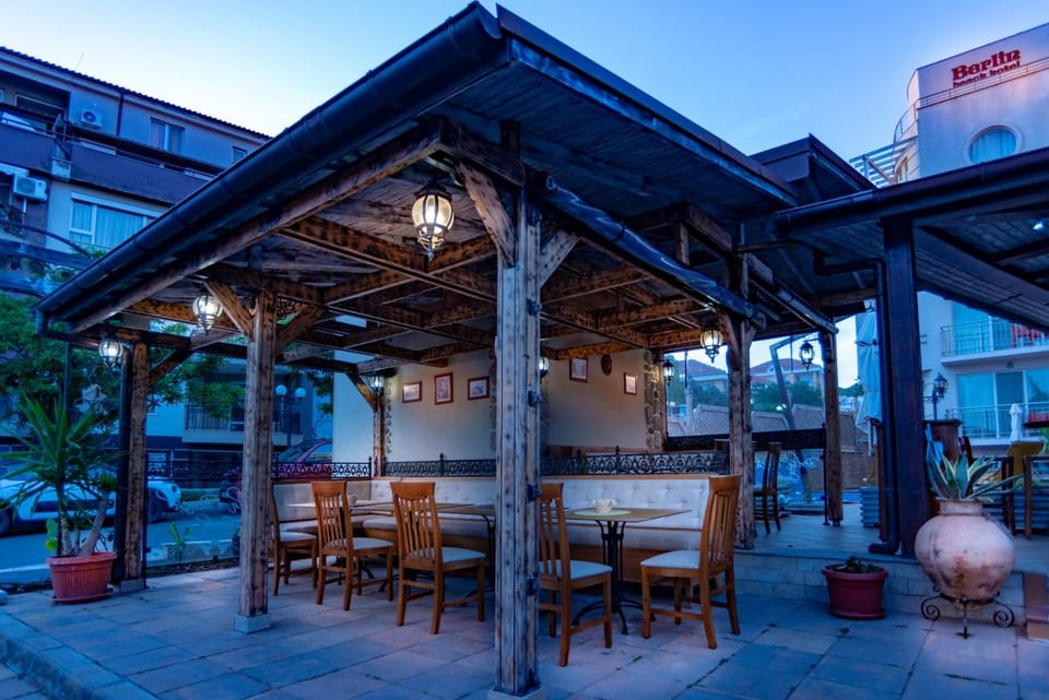 Property building, Patio, Restaurant/places to eat, Restaurant/places to eat, Day, On site, Location