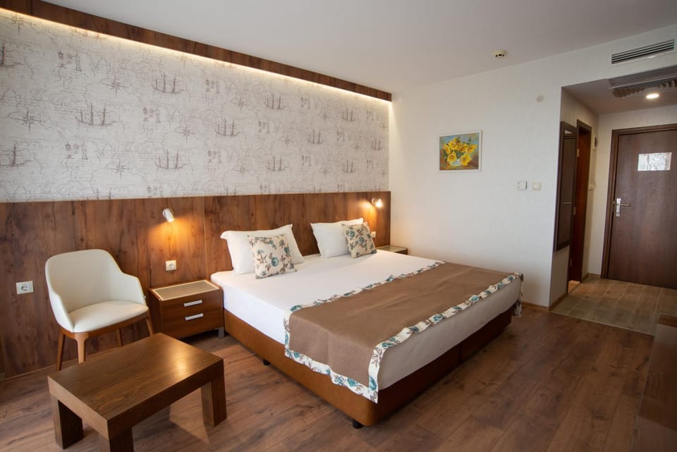 Bed, Photo of the whole room, Seating area, Bedroom, wardrobe