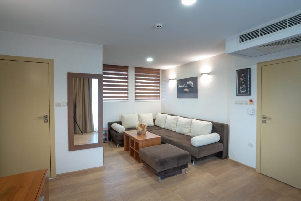 Bed, TV and multimedia, Living room, Photo of the whole room, Seating area, Bedroom, air conditioner