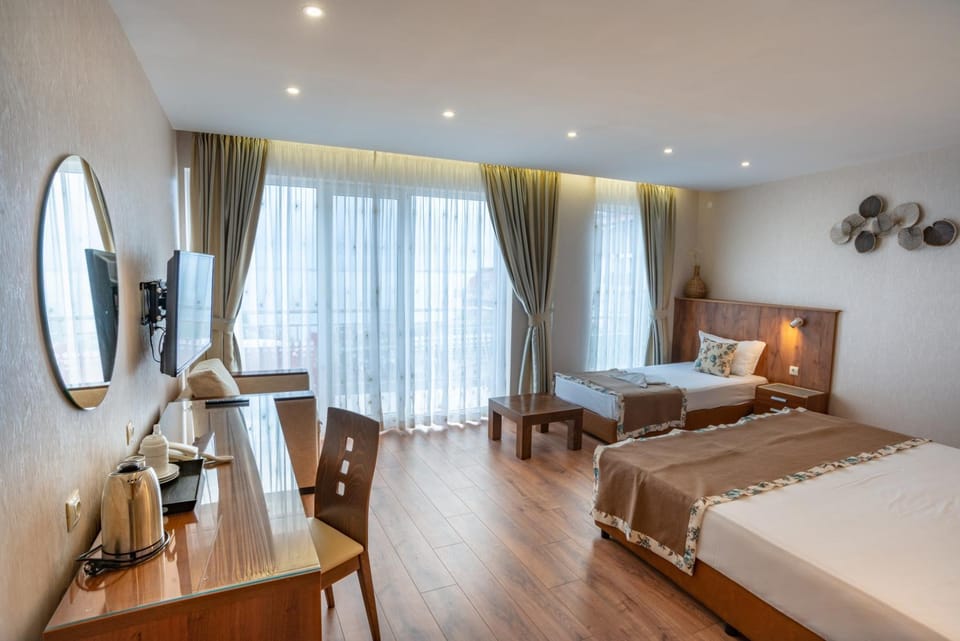 Bed, TV and multimedia, Coffee/tea facilities, Photo of the whole room, Seating area, Bedroom, heating