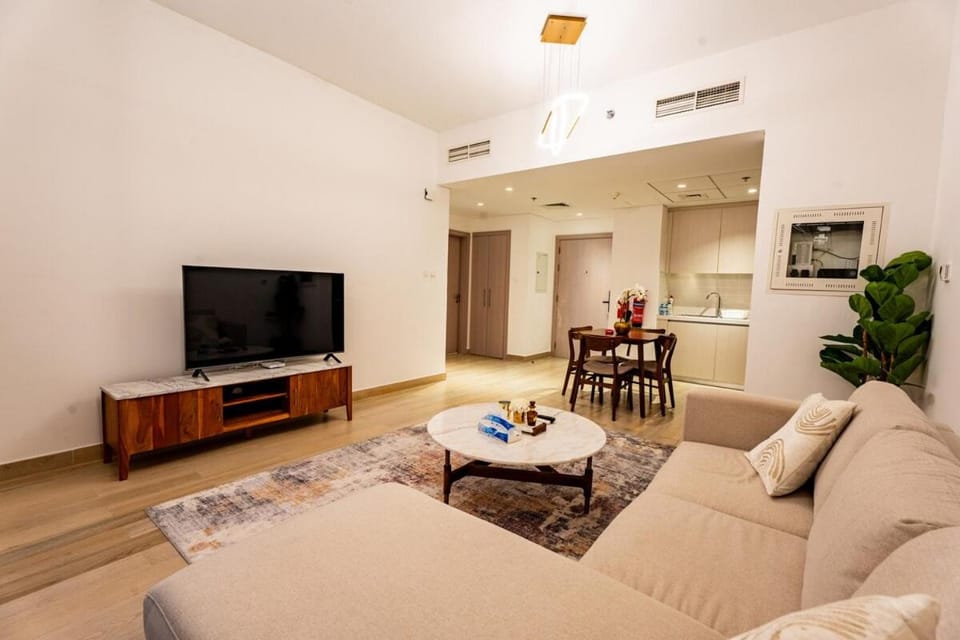 Communal lounge/ TV room, TV and multimedia, Kitchen or kitchenette, Living room, Seating area, Dining area, oven, air conditioner