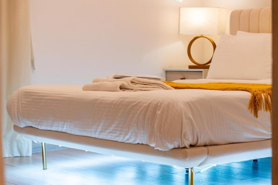 Bed, Photo of the whole room, Bedroom, towels