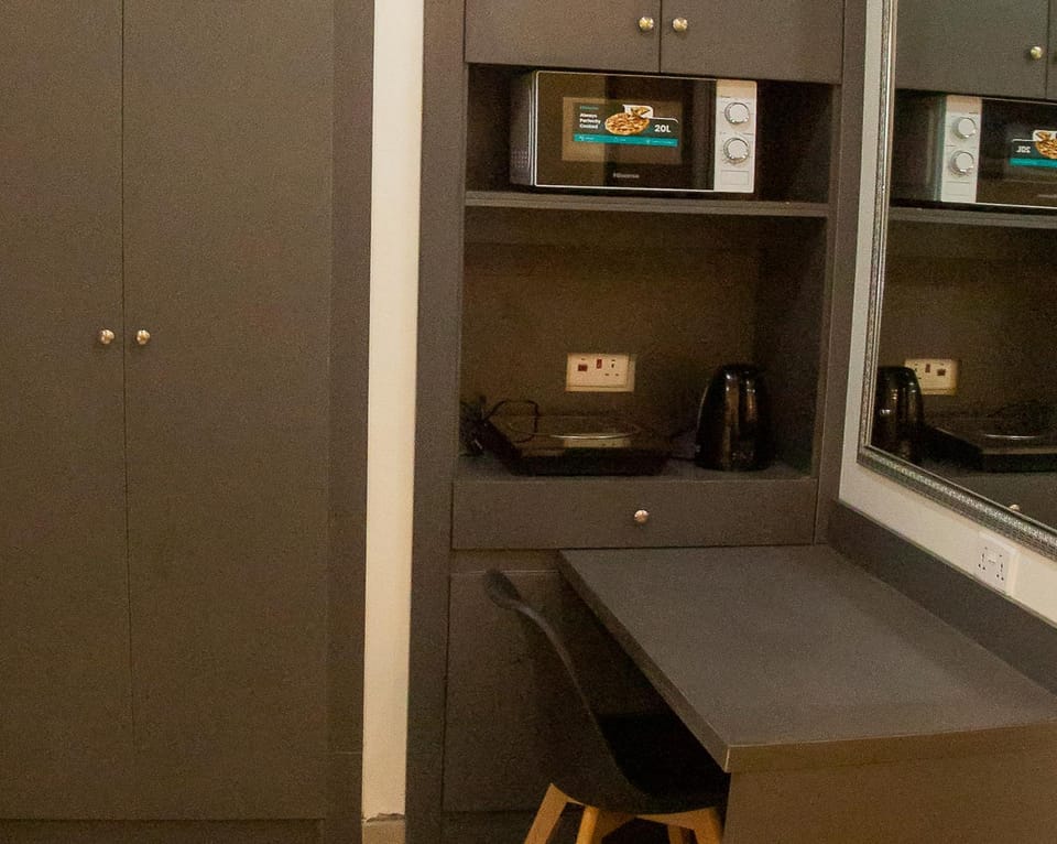 Coffee/tea facilities, microwave, wardrobe