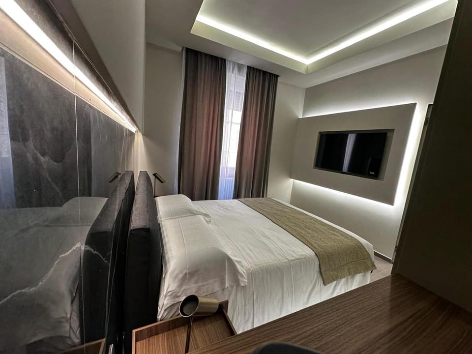 Bed, TV and multimedia, Photo of the whole room, Bedroom