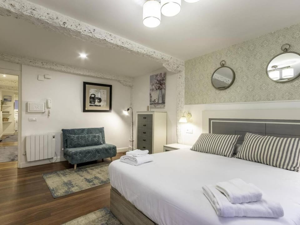 Bed, Bedroom, towels