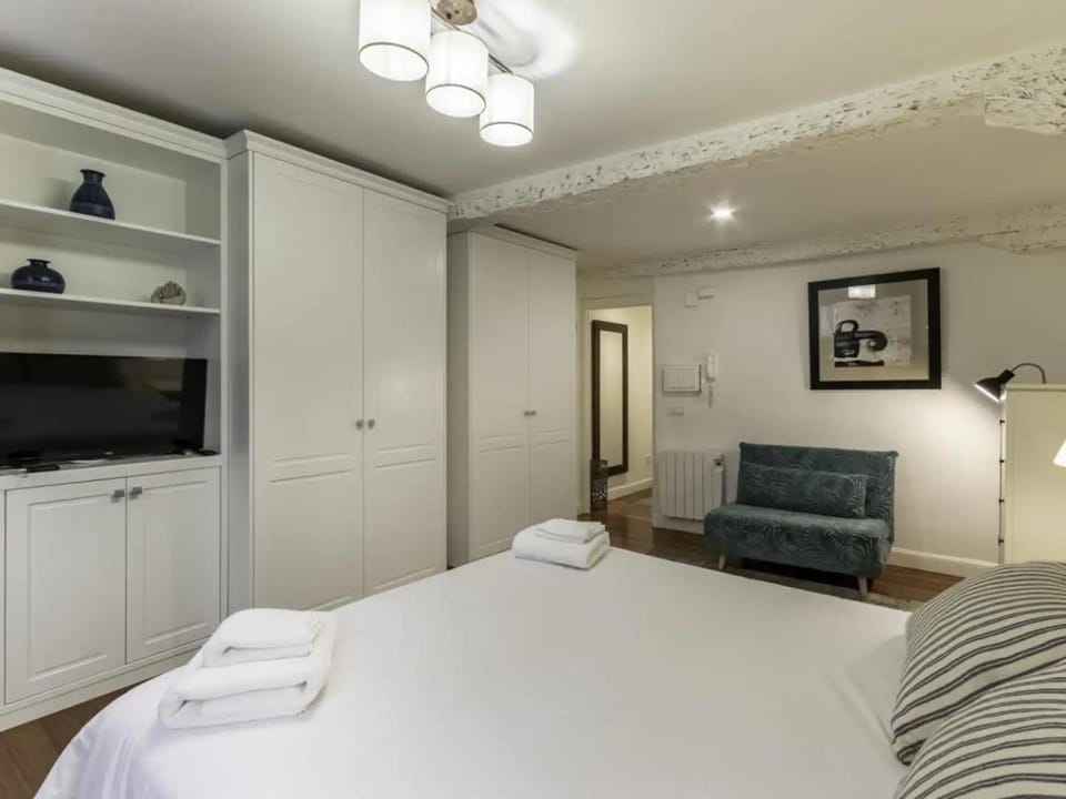 Bed, TV and multimedia, Bedroom, storage, storage, towels