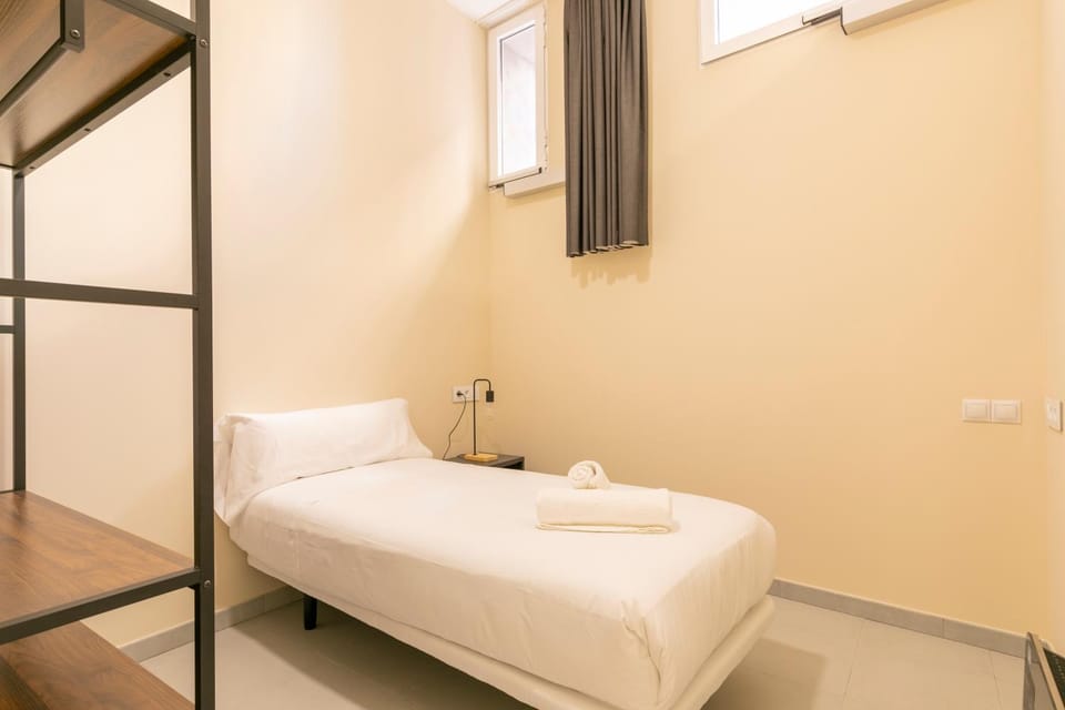 HOMEABOUT SMART ROOMS Tetuán - SIN RECEPCIÓN Apartment in Madrid