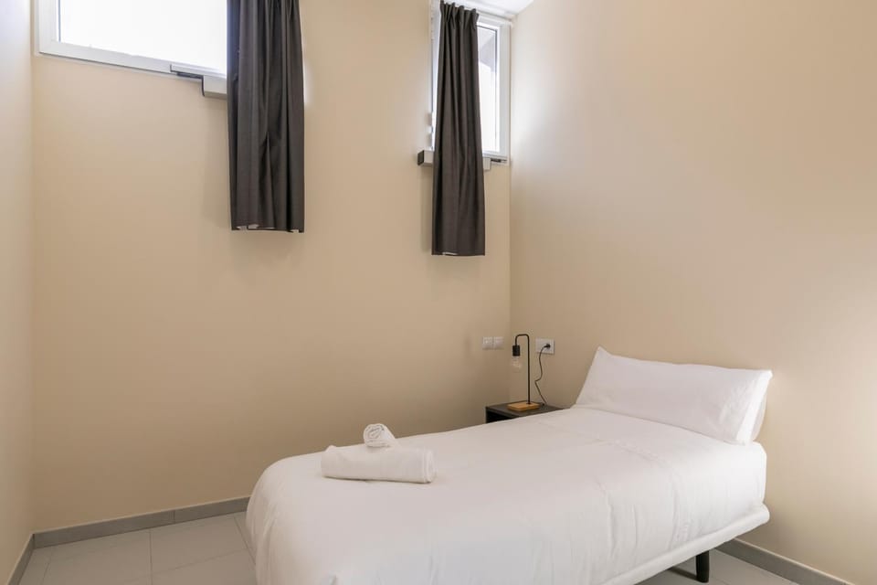 HOMEABOUT SMART ROOMS Tetuán - SIN RECEPCIÓN Apartment in Madrid