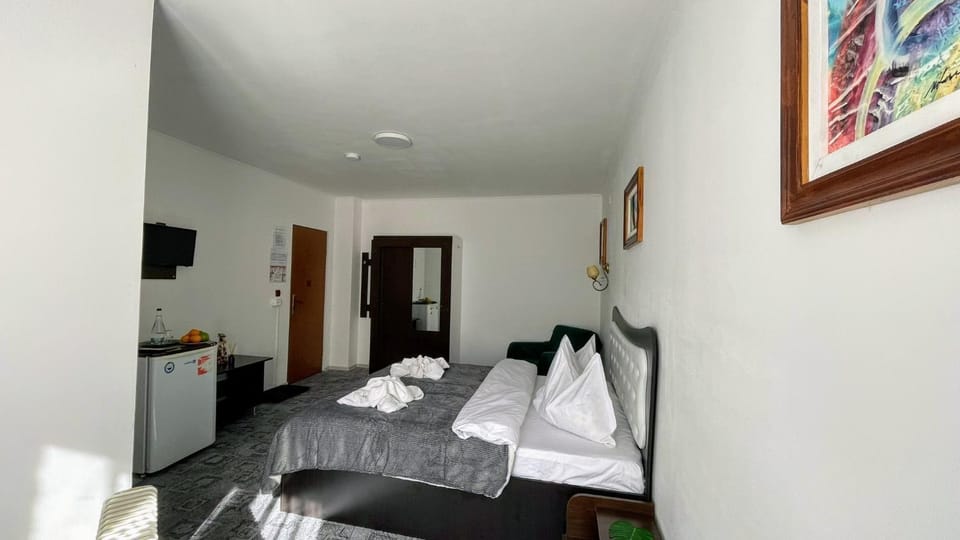Bed, TV and multimedia, Photo of the whole room, Bedroom, towels