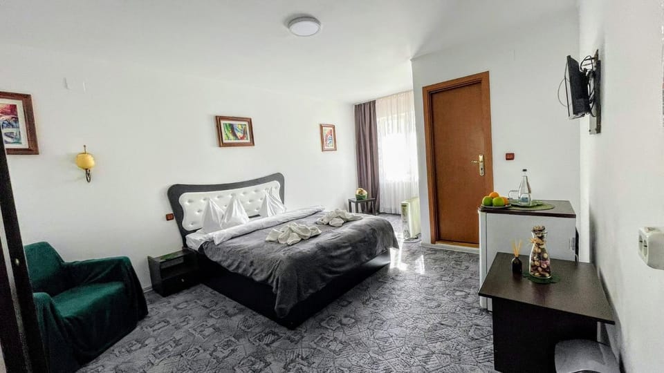 Bed, TV and multimedia, Photo of the whole room, Bedroom