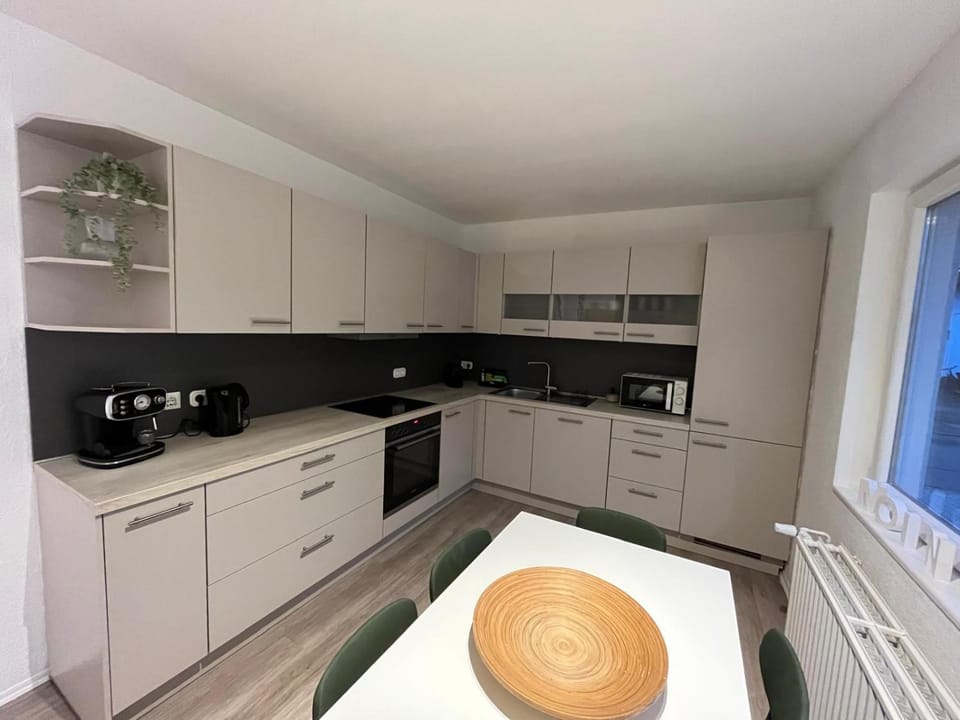 Coffee/tea facilities, Kitchen or kitchenette, stove