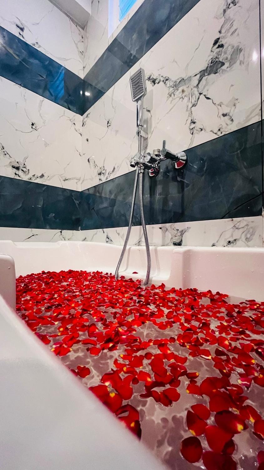 Shower, Hot Tub, Bathroom