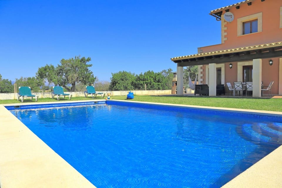 Property building, Day, Pool view, Swimming pool, sunbed