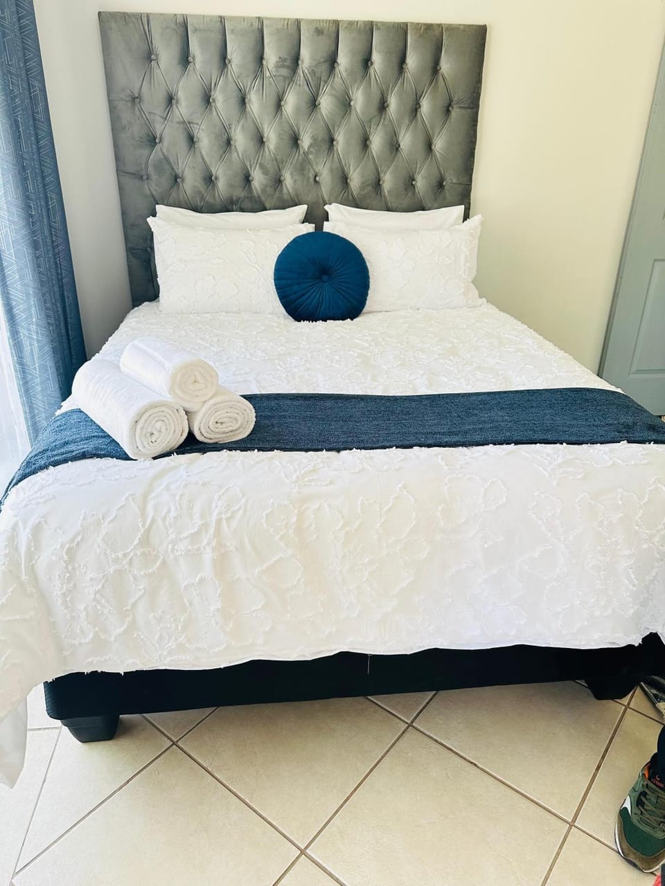 Bed, Photo of the whole room, Bedroom, towels