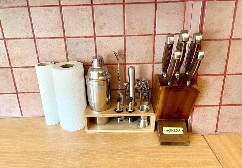 Kitchen or kitchenette, minibar