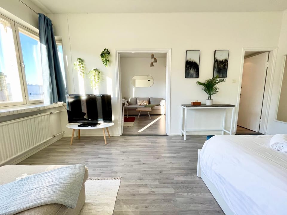 TV and multimedia, Photo of the whole room, Bedroom