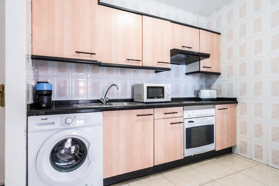 Coffee/tea facilities, Kitchen or kitchenette, stove, toaster, washing machine
