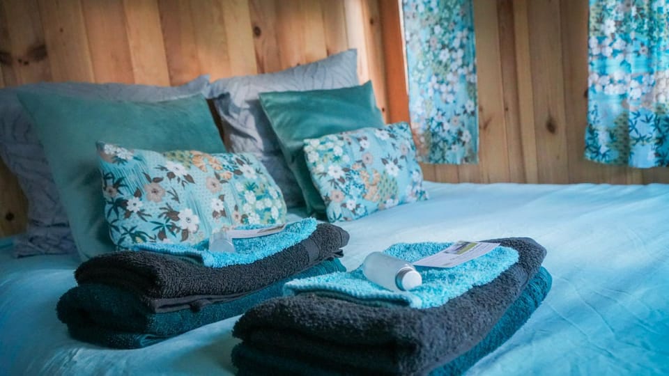 Chambre d'hôtes Sous Les Grands Chênes Cabane du CHENE Bed and Breakfast in Pays de la Loire