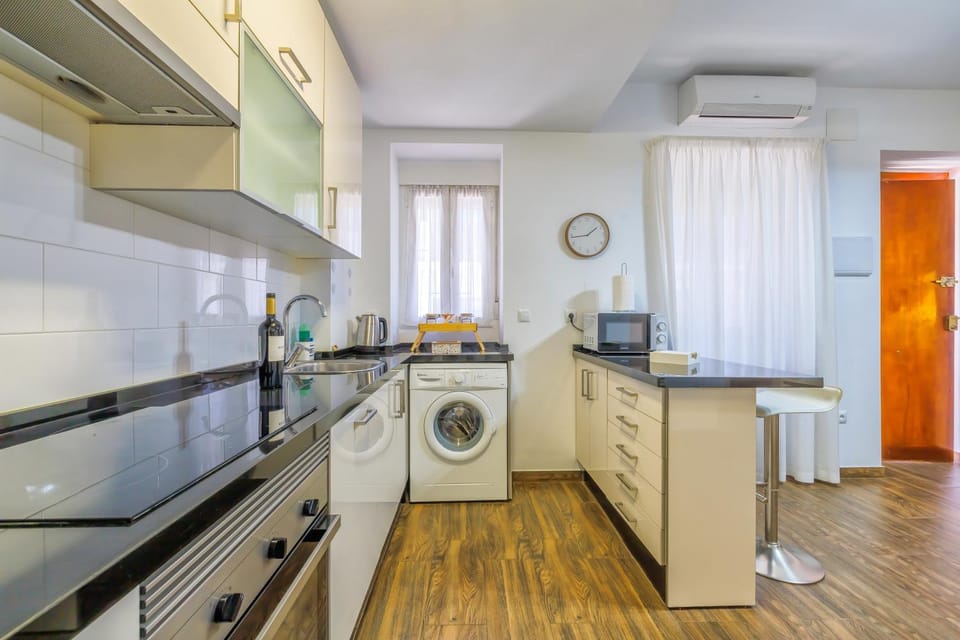 Coffee/tea facilities, Kitchen or kitchenette, dishwasher, heating, microwave, oven, stove, washing machine, air conditioner