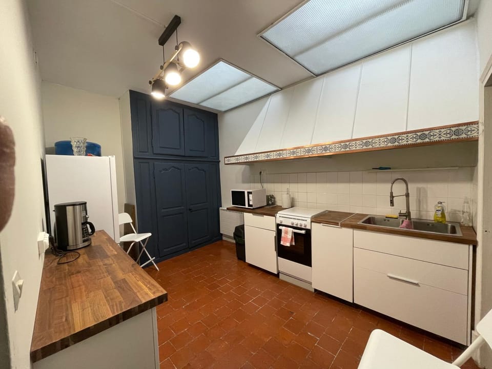 Coffee/tea facilities, Kitchen or kitchenette, oven, stove