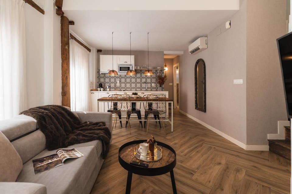 TV and multimedia, Kitchen or kitchenette, Living room, Seating area, Dining area