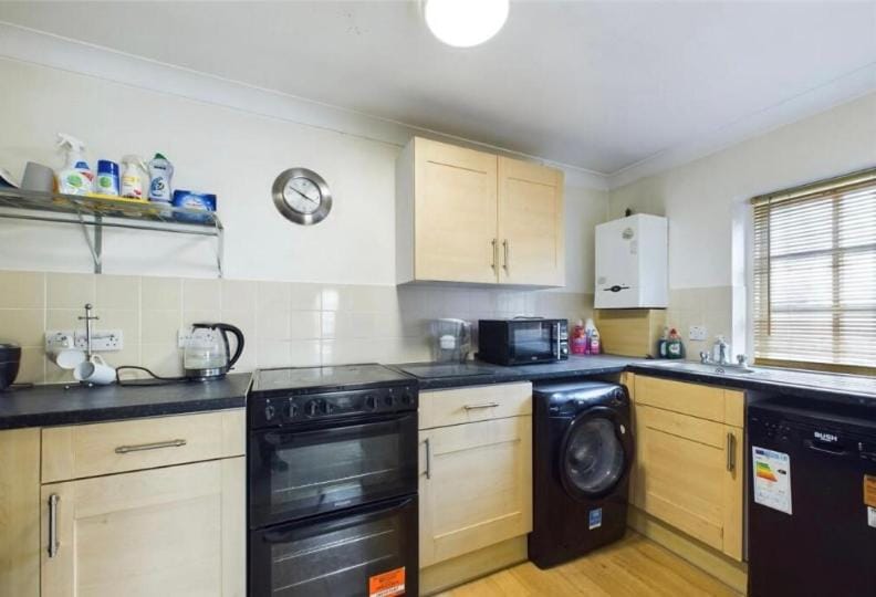 MIN 7 NIGHTS Hampton Ct River Thames village 1 bed maisonette MIN 7 NIGHTS Apartment in Molesey