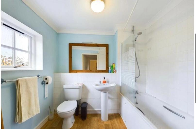 MIN 7 NIGHTS Hampton Ct River Thames village 1 bed maisonette MIN 7 NIGHTS Apartment in Molesey