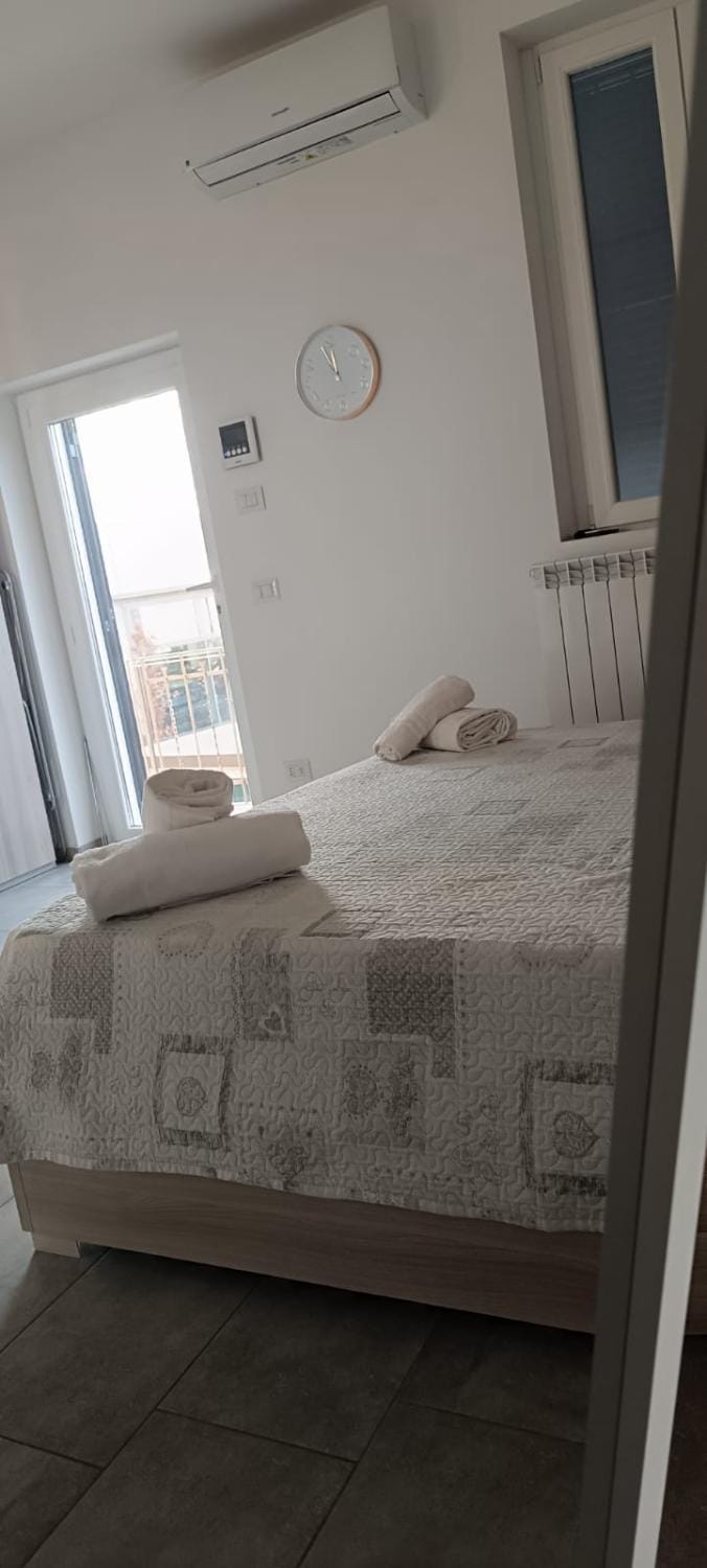 Bed, Bedroom, towels